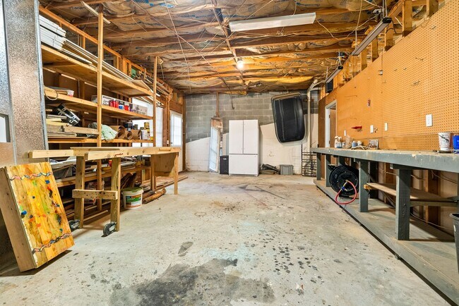 Building Photo - 1902 Hillbrook Cir