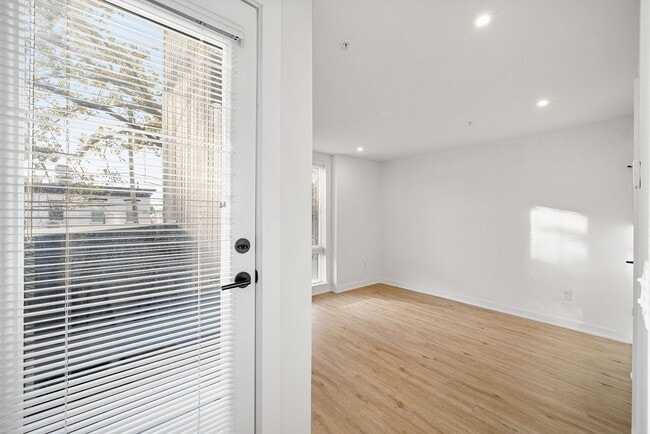 Building Photo - Fairmount/Brewery town gorgeous luxury apartment home, oversized rooms