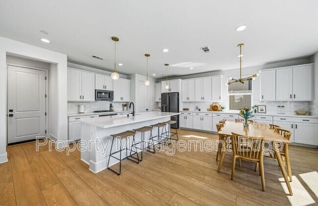Building Photo - 32017 Radiant Dr