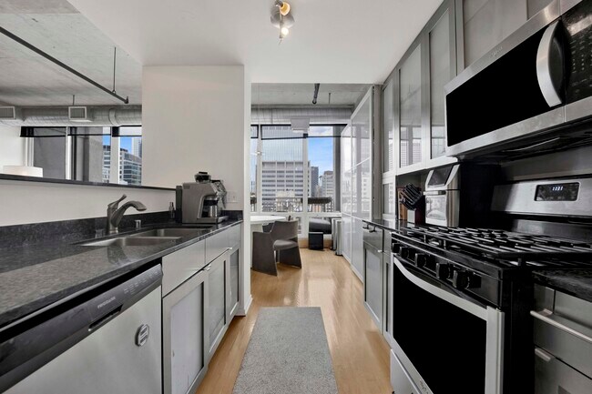 Building Photo - 700 W Van Buren St