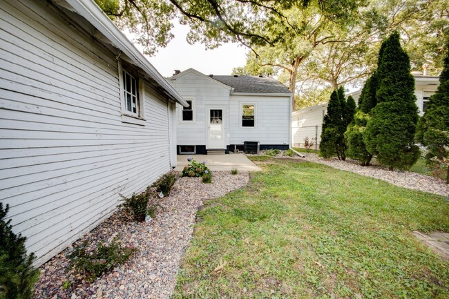 Building Photo - Beautifully Remodeled 2 Bedroom Home