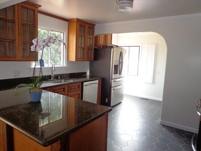 Building Photo - 535 Bayview Ave