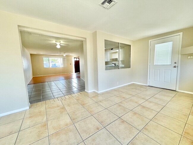 Building Photo - Beautiful 3 Bedroom 2 Bath Great in Phoeni...
