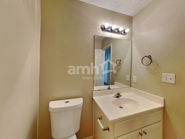 Building Photo - 700 Rosehill Ln