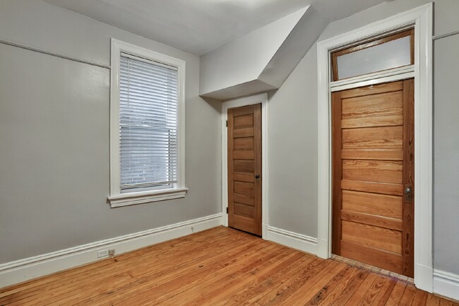 Building Photo - Charming 2-Bedroom Unit Near The Grove!