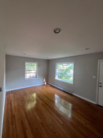 Primary Photo - 612 E Linus St