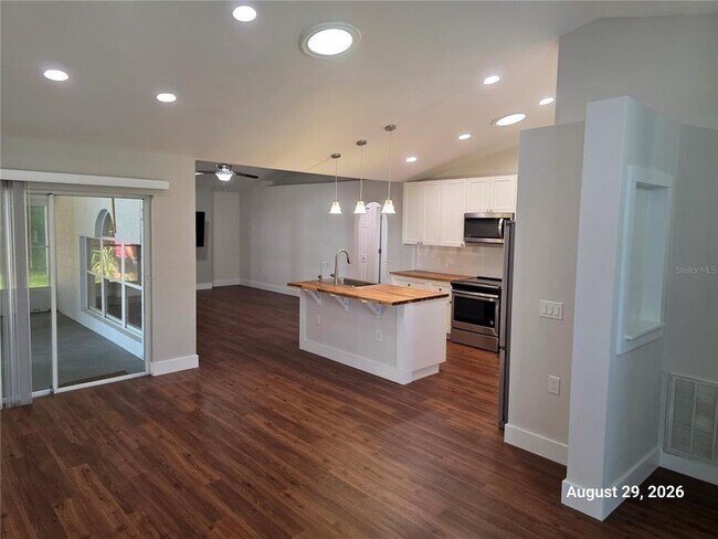 Building Photo - 834 Amidon St
