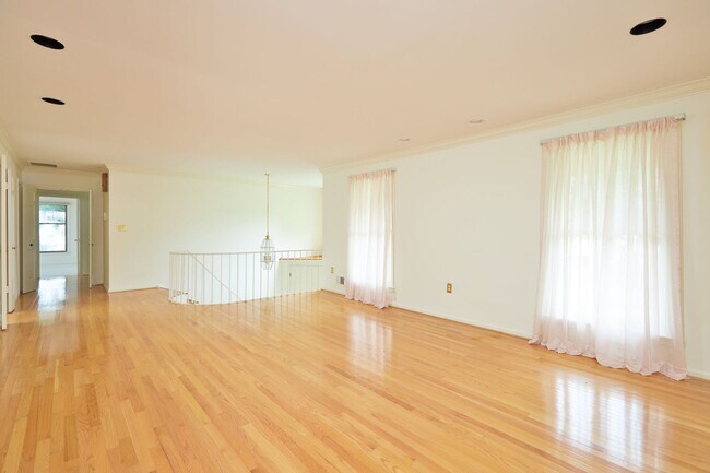 Building Photo - Sparkling and Spacious