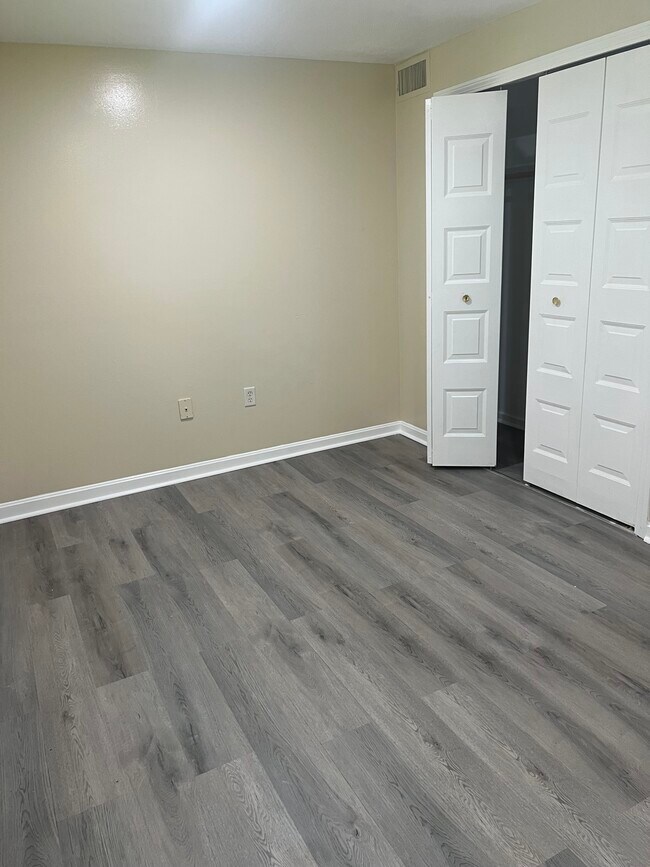 Building Photo - 4 Loveland Hill Rd