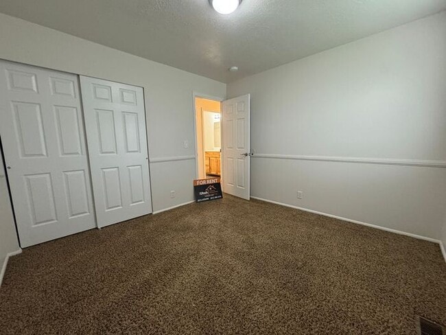 Building Photo - 3 bdrm 1 bath Home. Move in Ready!