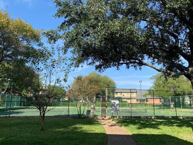 Building Photo - 3 bedroom w/ attached Garage!