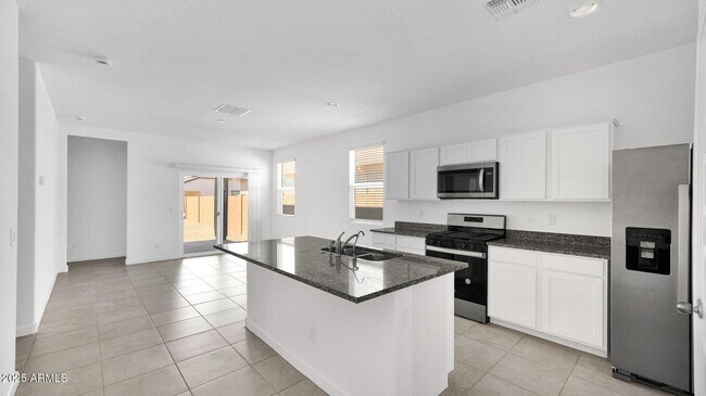 Building Photo - 40035 W Shaver Dr