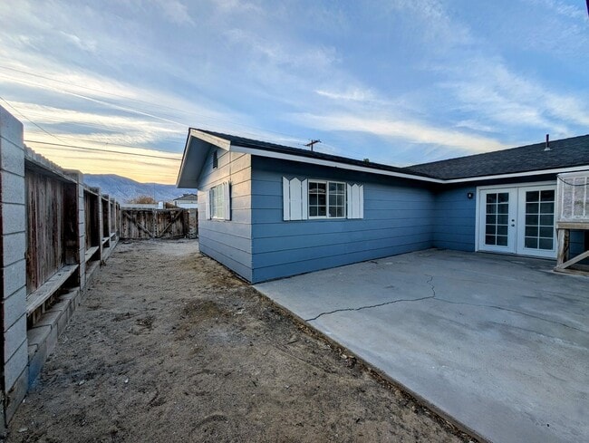 Building Photo - 4-bedroom house with a 2-car garage available in Hawthorne