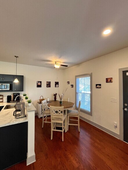 Building Photo - 420 Veritas St