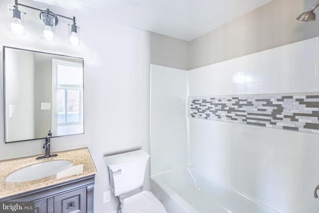 Building Photo - 422 Spackmans Ln