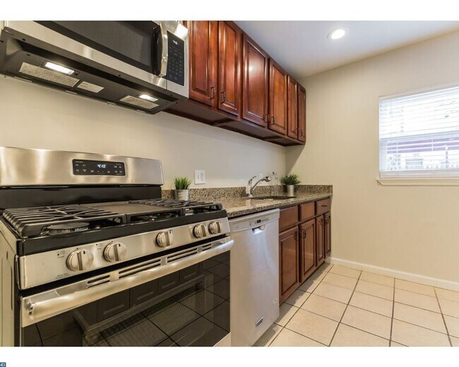 Building Photo - Point Breeze Townhome