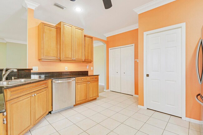 Building Photo - 595 Waverly Cir