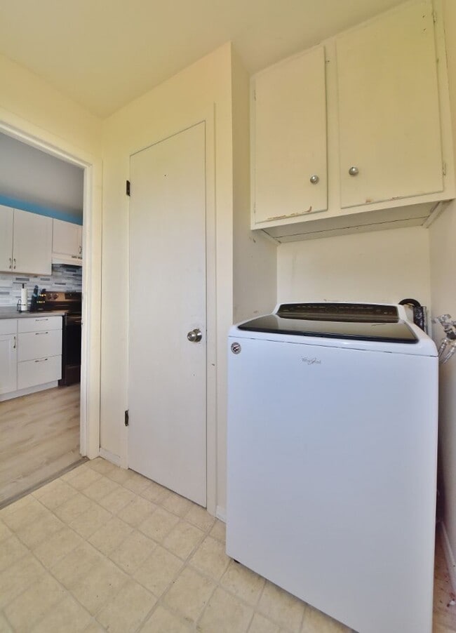 Building Photo - Cute and Cozy, Centrally Located Triplex with Yard