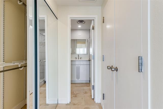 Building Photo - 6211 W Northwest Hwy