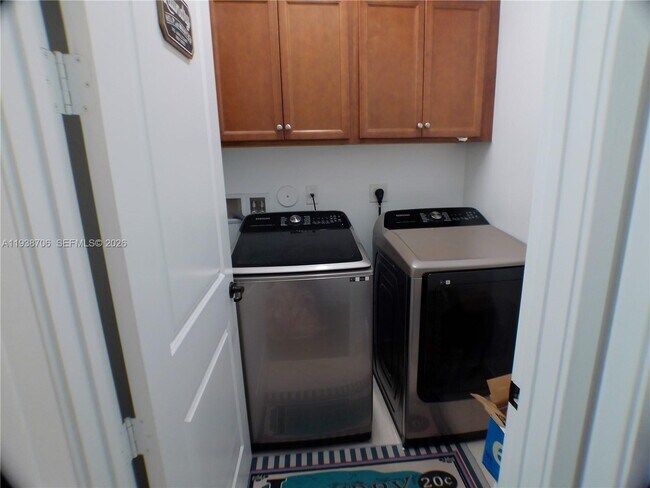 Building Photo - 3308 W 95th Terrace