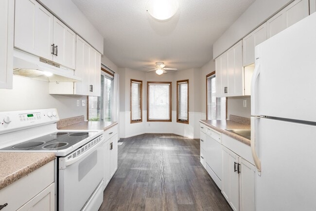 Building Photo - 2 bedroom 1.5 bath Duplex Close to the Beach