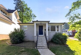 Building Photo - Charming Two Bedroom Duplex in Commonwealth Park!