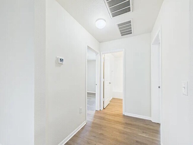 Building Photo - Spacious one-level home in Glenwood!