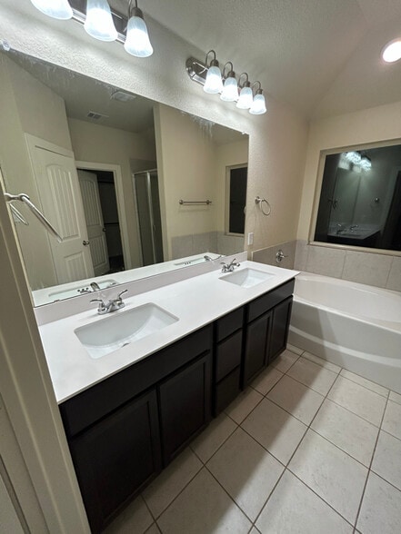 Building Photo - 1013 Larch Ln