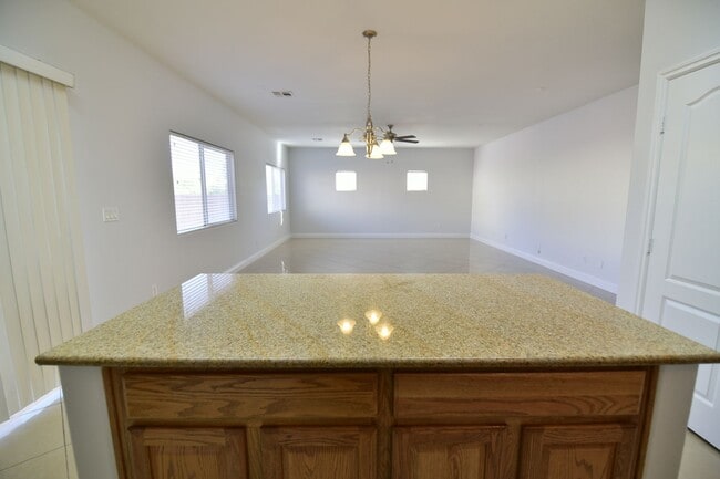 Building Photo - BEAUTIFUL 4BED/3BATH Home w/ 2 Car Garage ...
