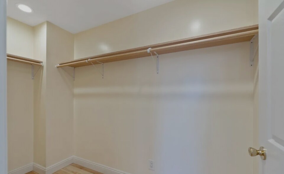 Building Photo - 2020 Hillcrest Dr