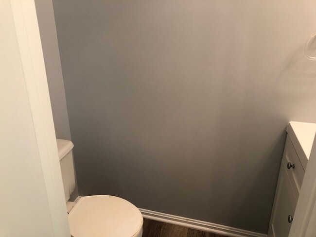 Building Photo - Updated Townhome Close to METRO