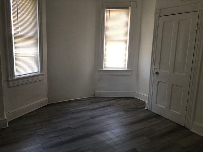 Building Photo - RENT DECREASE 3 Bedroom 2 bathroom townhou...