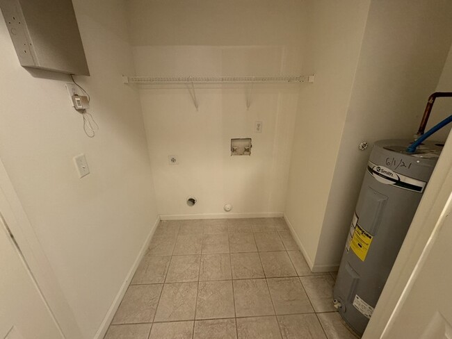 Building Photo - Move In READY! 2 bed 2 Bath with Garage! C...