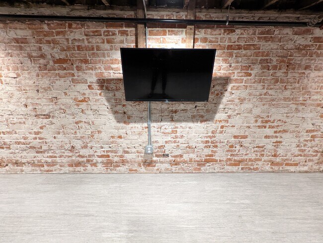 Building Photo - 130 E State St