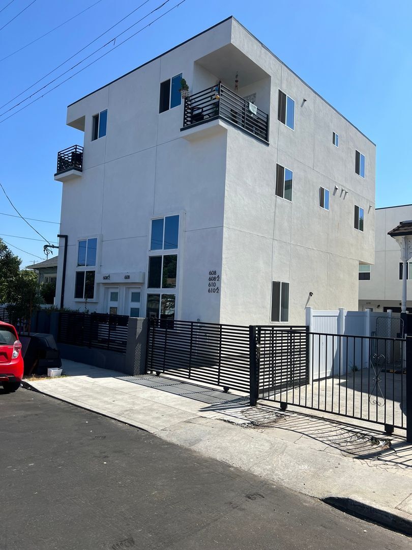 Building Photo - 608 E 29th St