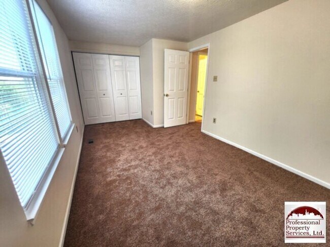 Building Photo - Charming 3br/1.5ba Townhome Updated, Convenient, And Move In Ready