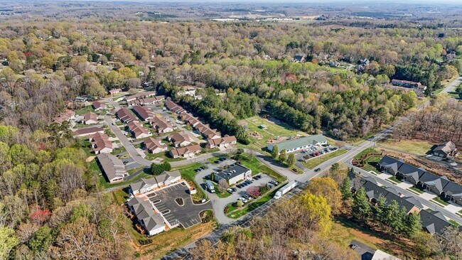 Building Photo - Handicap Accessible Modern 2-Bed, 2-Bath S...