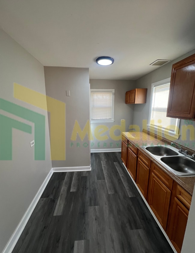 Building Photo - Spacious 4-5 Bedroom, 2-Bath Corner Lot Ho...