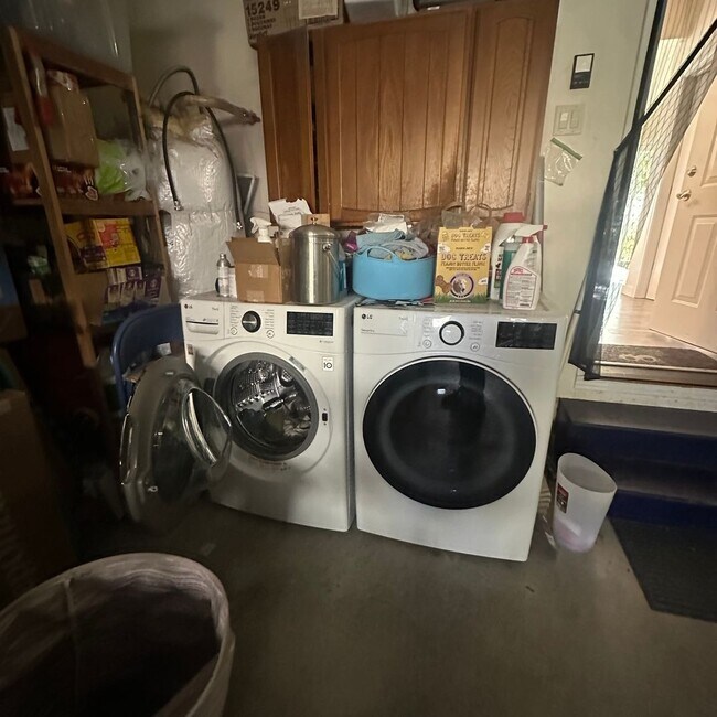 Building Photo - Spacious  3 bedroom 2.5 bathroom townhouse