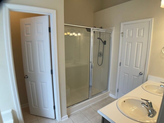 Building Photo - 3 Bed, 3.5 Bath Townhome with Garage!