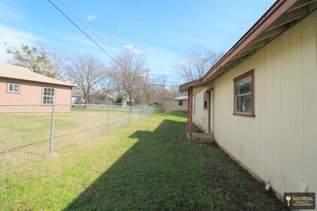 Building Photo - 1706 Cole St