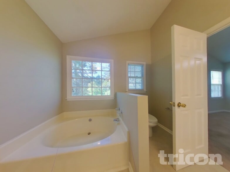 Building Photo - 891 Old Farm Walk