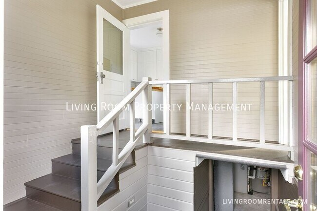 Building Photo - 1927 SE Spokane St