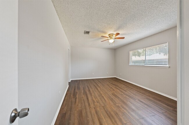 Building Photo - 1022 Sierra Shadows Dr