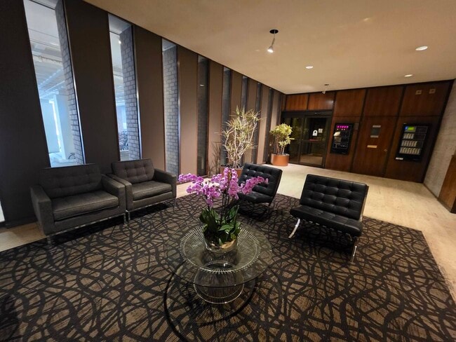 Building Photo - 6033 N Sheridan Rd