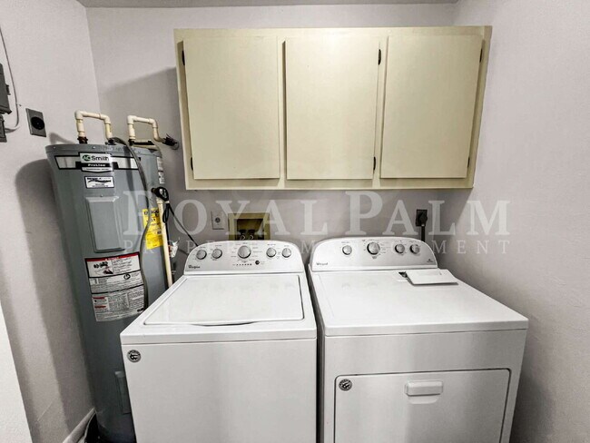 Building Photo - 4530 SW 10th Ave