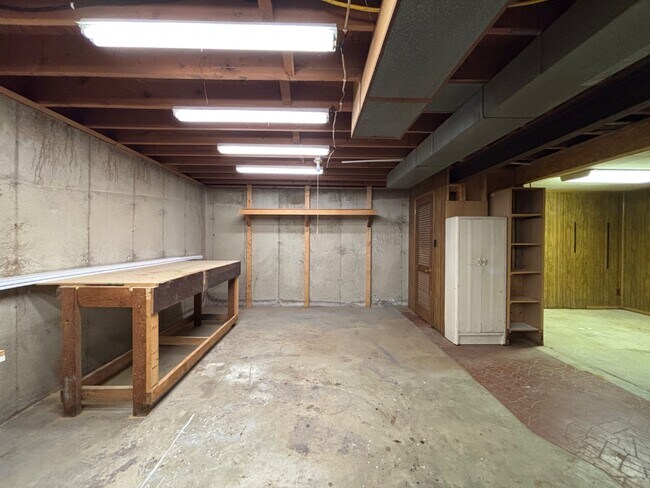 Building Photo - 1951 Elmwood Dr E