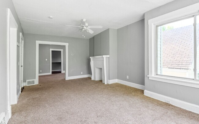 Building Photo - 1261 E 99th St