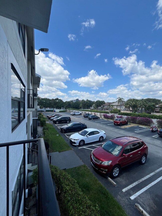 Building Photo - ONE BEDROOM ONE BATHROOM!! Waterfront Comm...