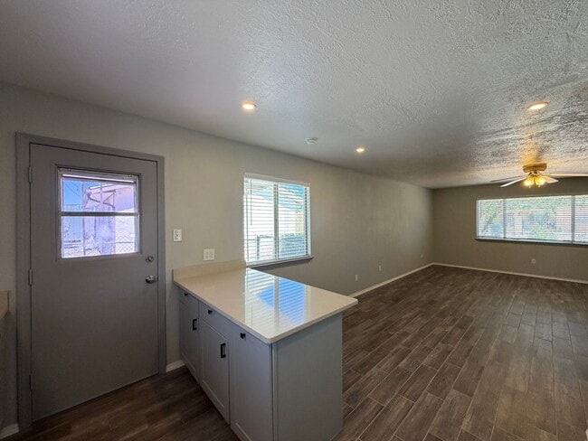 Building Photo - 3 Bedroom Single Story Home Available Near 12th St NW & Menaul Blvd NW!